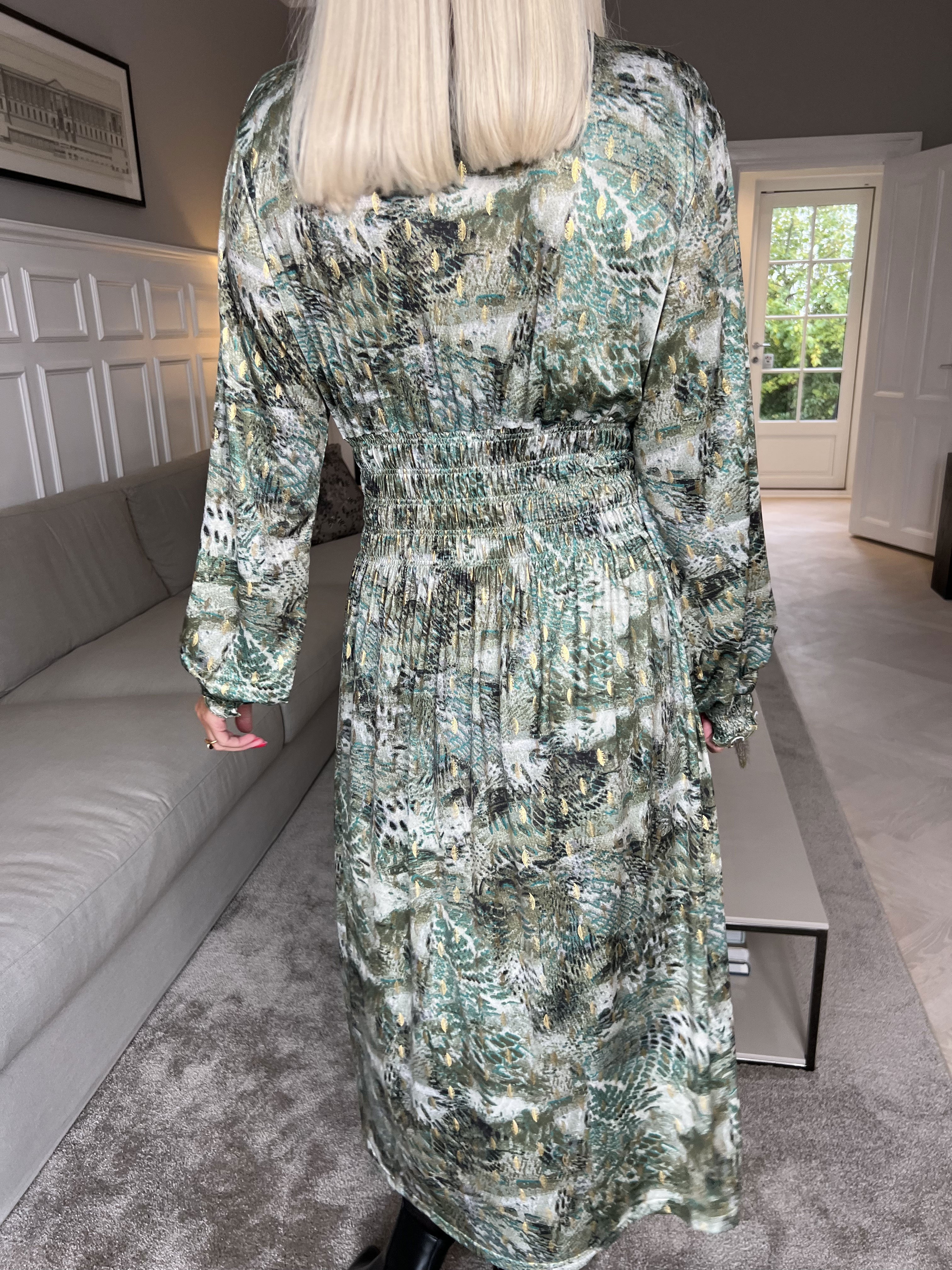 Pams Snake Midi L/S - Resårklänning i skrynkelfritt tyg med lång ärm